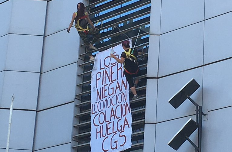 Trabajadoras de CGS se cuelgan del edificio Telefonica para exigir mejores condiciones laborales
