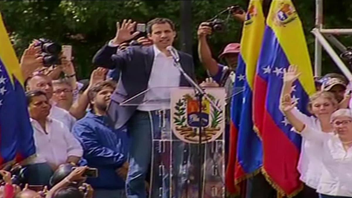 Usurpación de funciones: Juan Guaidó jura ante oposición asumir competencias como presidente encargado de Venezuela