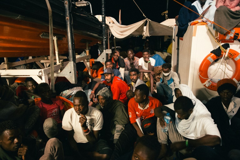 Un dilema rodea el desembarco seguro de 49 migrantes rescatados en Malta