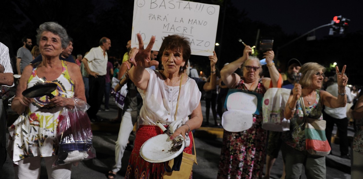 Buenos Aires protagonizó un cacerolazo contra aumento de servicios decretado por Macri