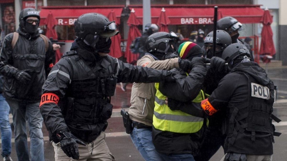 Más de 40 detenidos durante protesta de chalecos amarillos en París
