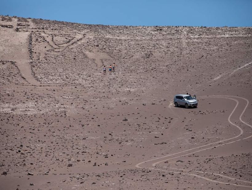 Desconocidos entran con un vehículo al “Gigante de Tarapacá” y causan daños irreversibles al geoglifo