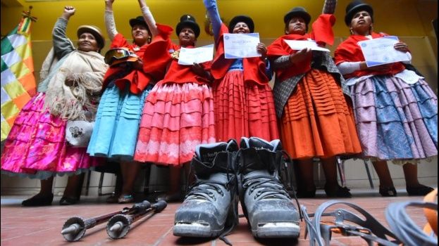 (Video) Bolivia condecora a cholitas que llegaron a cumbre del Aconcagua