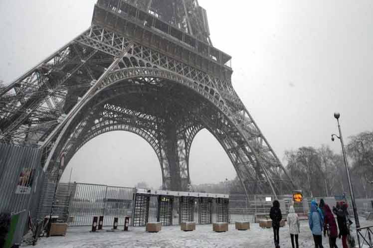 Torre Eiffel cerrada por tormenta de nieve, lluvia y viento