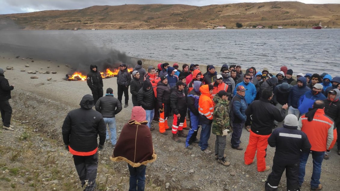 Manifestación de trabajadores en huelga obligó a suspender primeras tronaduras en Isla Riesco