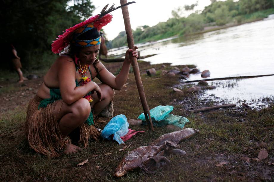 Río contaminado por derrame minero afecta alimentación de indígenas brasileños