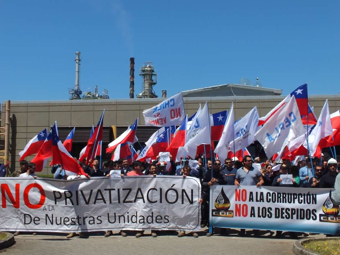 Trabajadores de ENAP realizan marcha y bloqueo de patio de carga en rechazo a despidos masivos