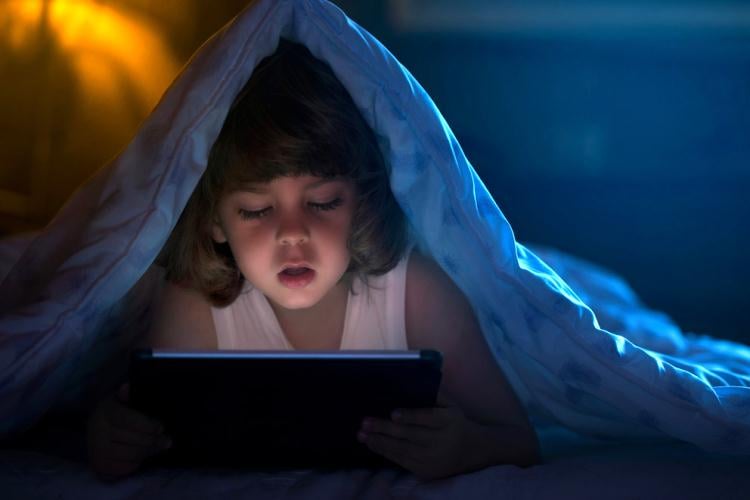 Estudio vincula altos niveles de tiempo de pantalla con un desarrollo infantil más lento