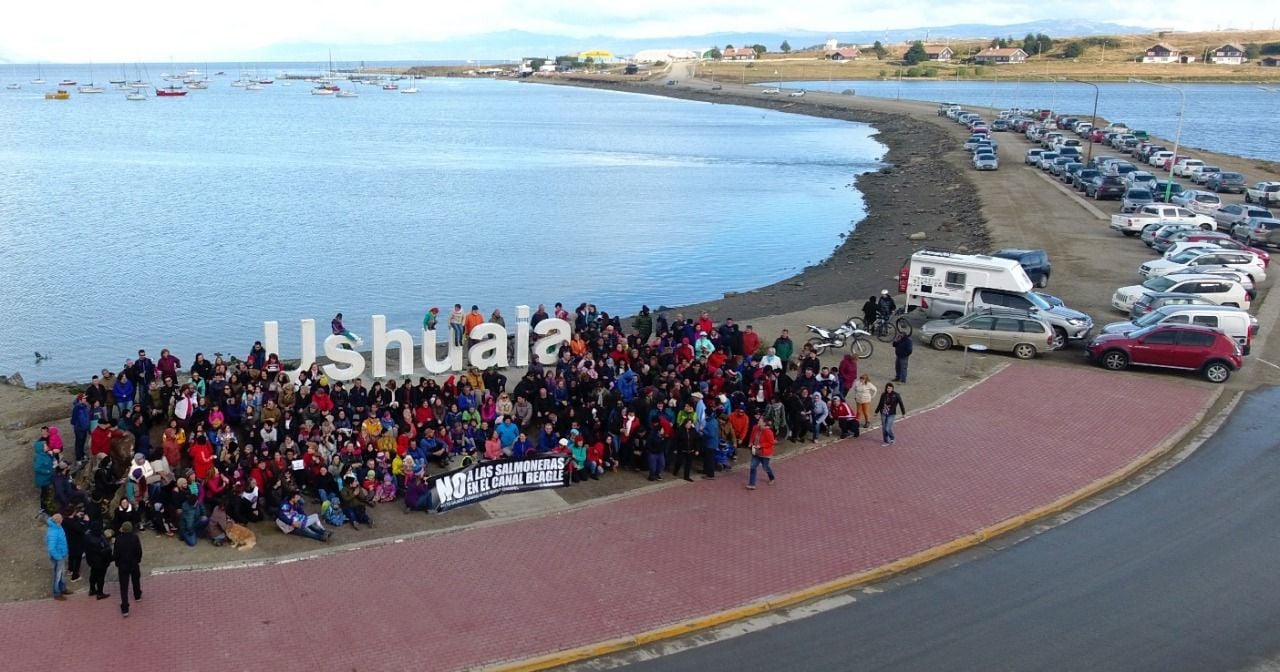 Isla Navarino: Denuncian que maritorio Yagán está siendo amenazado por la industria salmonera