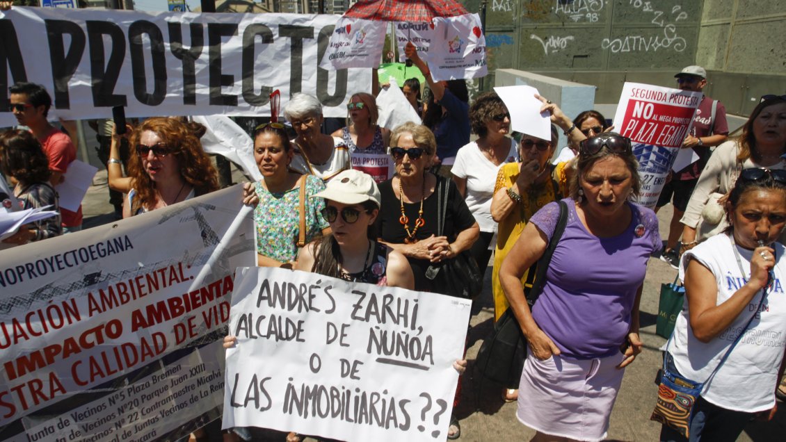 Santiago: Vecinos de La Reina y Ñuñoa protestan contra megaproyecto inmobiliario en Plaza Egaña