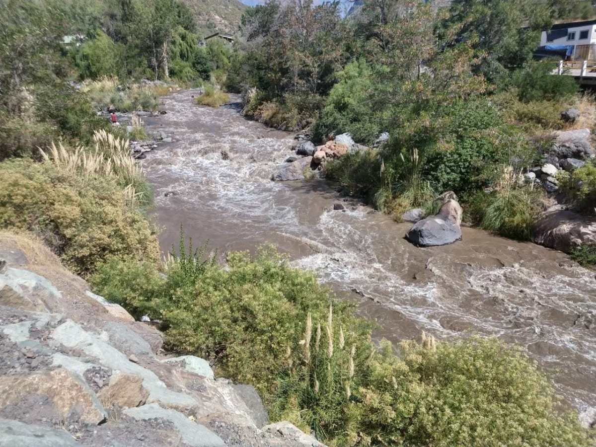 Los Andes: Suspenden producción de agua potable por derrame de relave minero en el Río Blanco