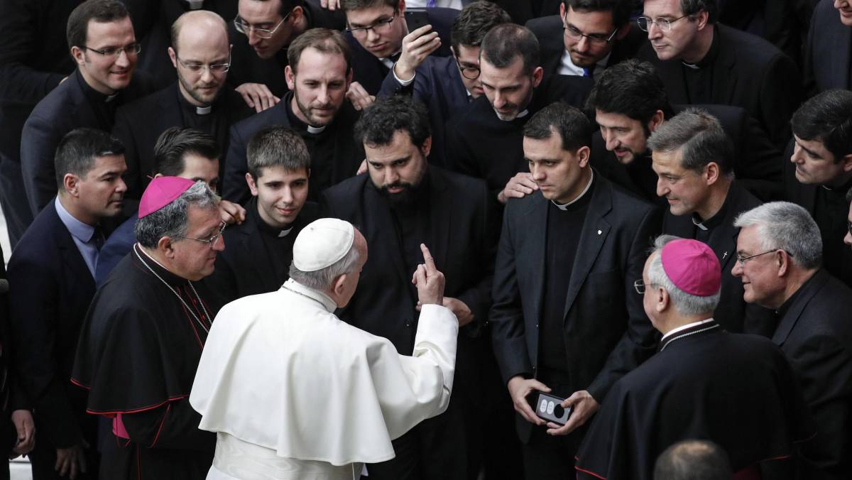 Víctimas de pederastas cuestionan medidas en la cumbre del Vaticano