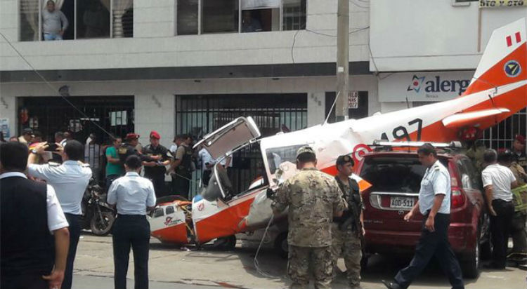 (Video) Una avioneta militar se precipita en una calle de Lima