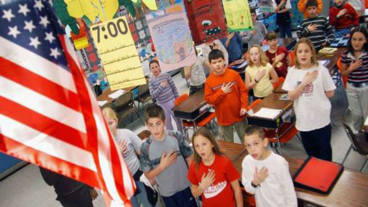 Detienen a un estudiante de once años después de negarse a honrar la bandera en EE.UU.