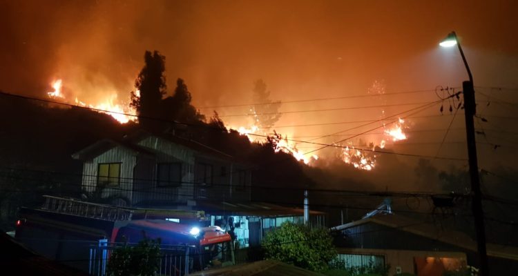 Continúan focos de incendios en Biobío y se descarta toque de queda para provincia de Concepción
