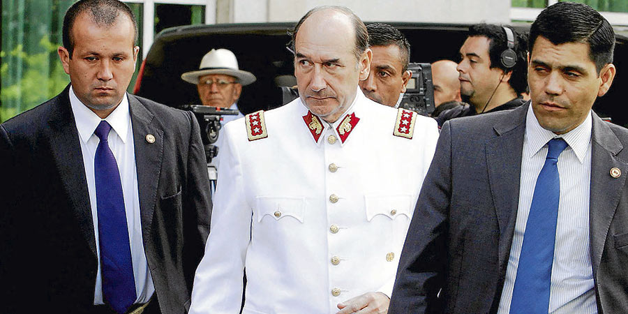 Procesan a general (r) Juan Miguel Fuente-Alba y ordenan su ingreso a prisión preventiva