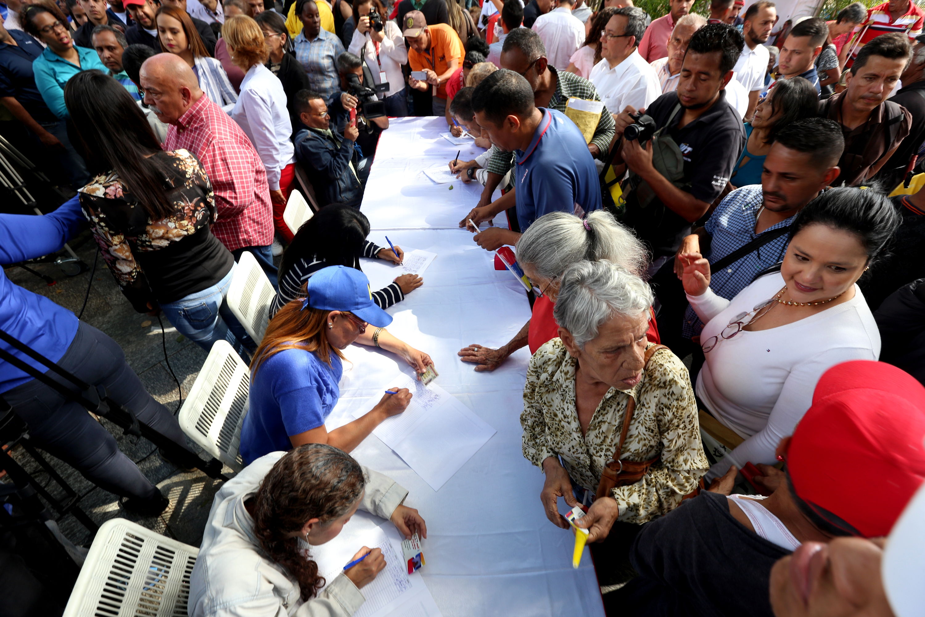 (Vídeo) Nicaraguenses firman en contra del intervencionismo de Trump en Venezuela
