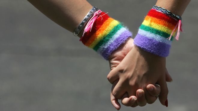 Denuncian a sujeto por agresión en contra de pareja de lesbianas que momentos antes lo habían ayudado