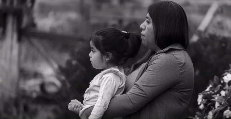 «Ninguna mujer se merece lo que yo pasé»: Lorenza Cayuhán, mapuche obligada a parir engrillada