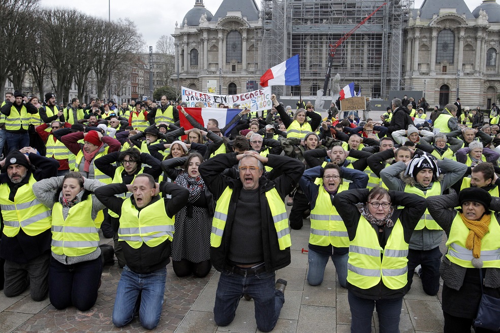 Más de 8.000 chalecos amarillos arrestados por protestar contra Macron