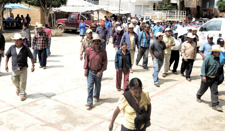 (Video) Grupos armados ejecutan a 8 indígenas mientras rezaban en México