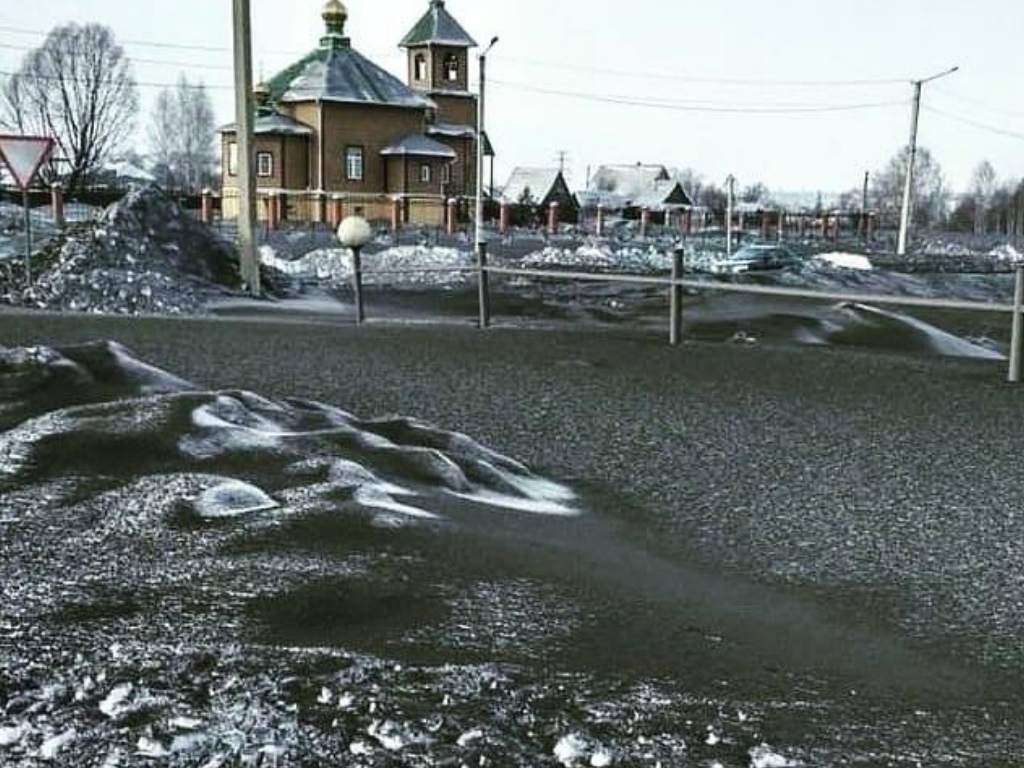 (Video) Una extraña nieve negra tóxica cubrió una región en Rusia