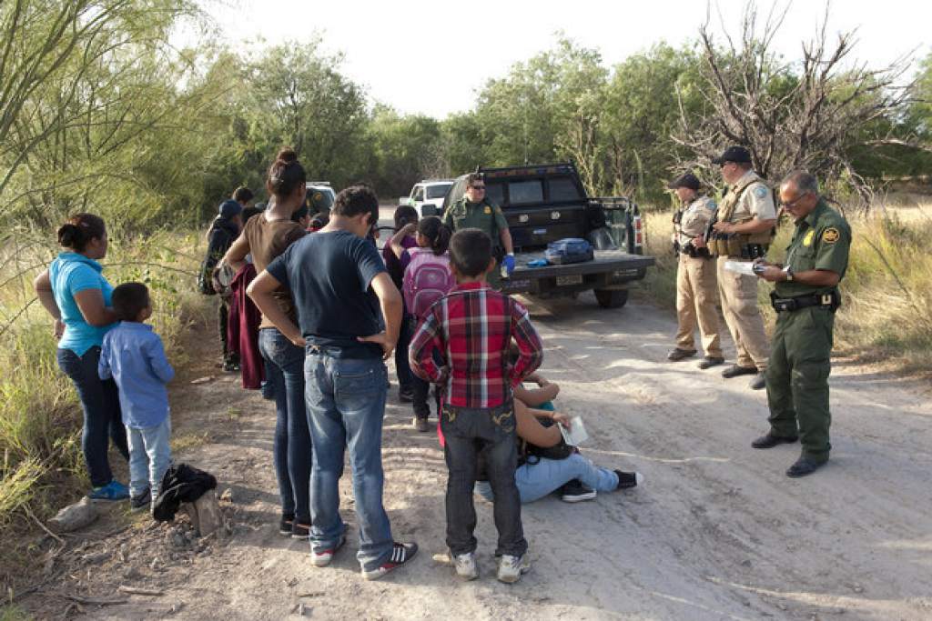 Rescatan a 243 migrantes y detienen a 10 traficantes en frontera entre México y EE. UU.