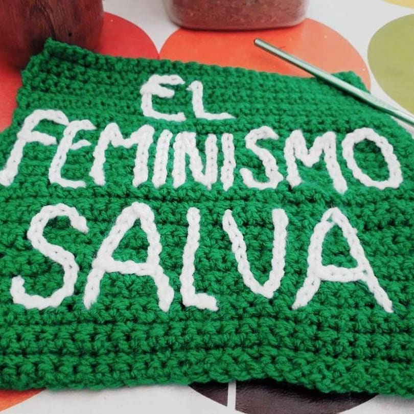 Colectivo argentino confecciona la bandera feminista más grande del mundo