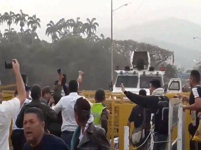(Vídeo) Terroristas estrellan tanqueta contra cordón de seguridad en frontera colombo-venezolana