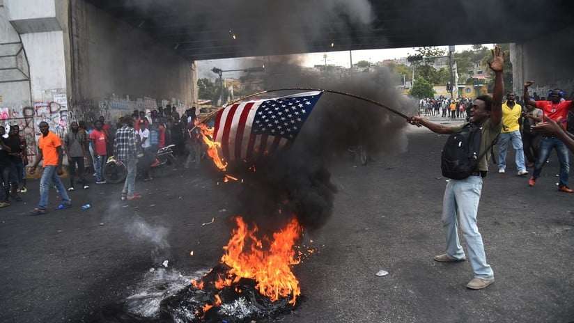 (Vídeo) Manifestantes haitianos queman bandera de EE.UU.