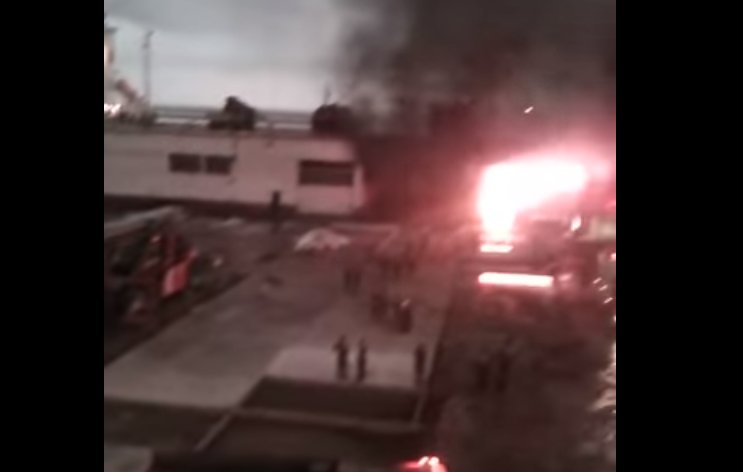 (Video) Se registra fuerte incendio en el Puerto de La Guaira en Venezuela