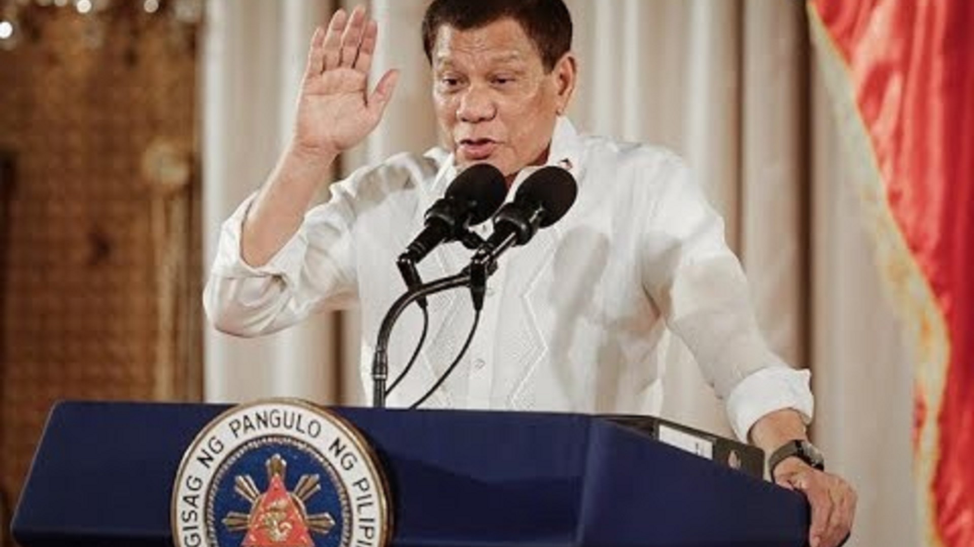 Presidente filipino reta a la Corte Penal Internacional a condenarlo a la horca