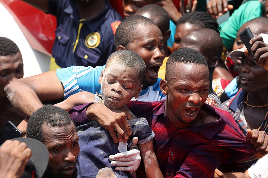 Van 18 muertos al colapsar escuela en Nigeria