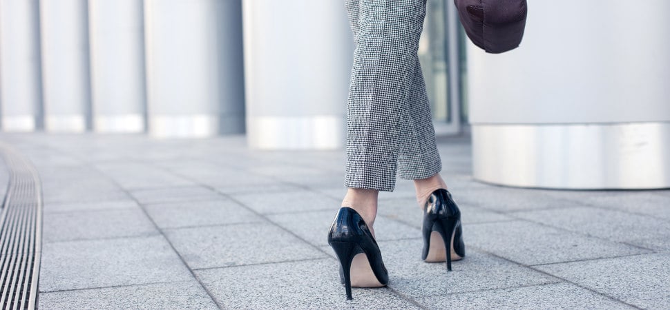 Guerra al tacón: Mujeres se rebelan contra el zapato alto en el trabajo