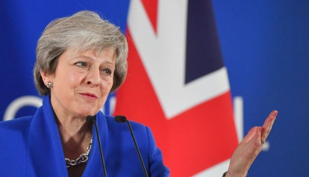Presionan a Theresa May a renunciar a cambio de apoyo al acuerdo del Brexit