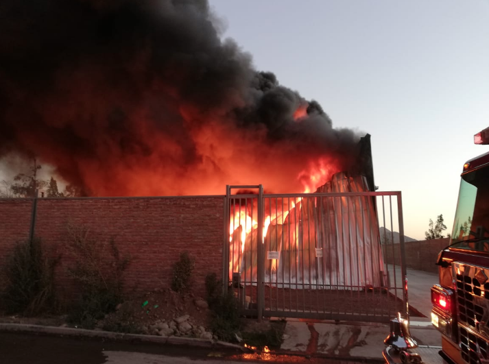 Cerca de 30 colegios y jardines infantiles de La Pintana y Puente Alto suspenden sus clases por incendio