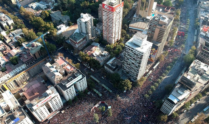 Miles de mujeres se toman las calles de Santiago en marcha feminista por el 8M
