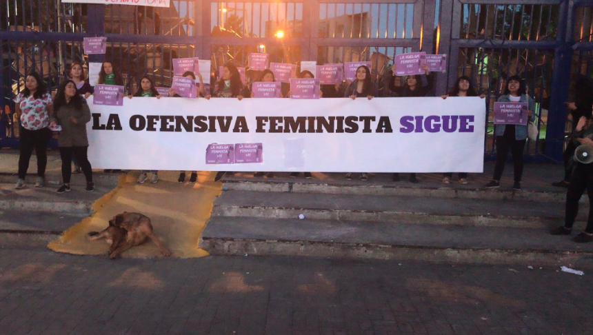 Con toma feminista en la Usach y barricadas comienza la huelga general del 8M