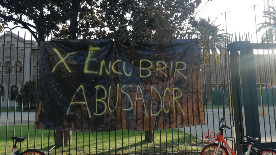 “Por encubrir abusador”: Estudiantes inician toma del Campus Oriente de la UC