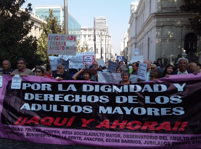 “Nos sentimos muy abandonados”: Marcha de los adultos mayores llega hasta La Moneda