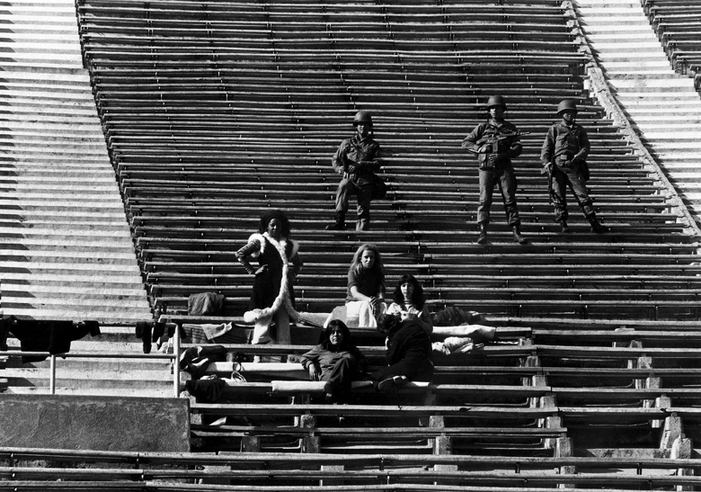 Memoria histórica: Ex prisioneras del Estadio Nacional aparecen retratadas en exposición fotográfica