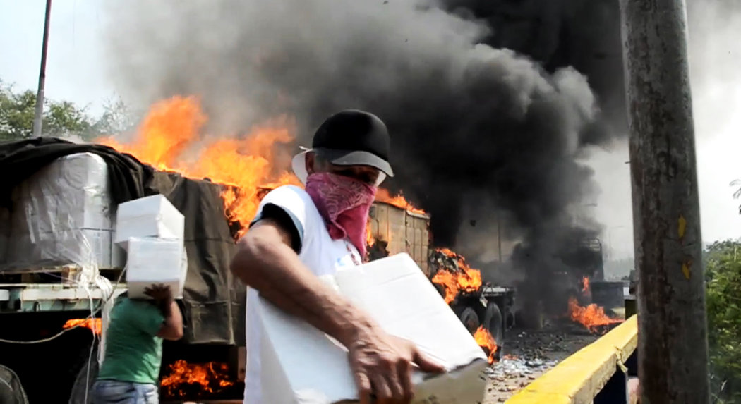 Vídeo demuestra quien quemó la «ayuda humanitaria» en la frontera colombo-venezolana