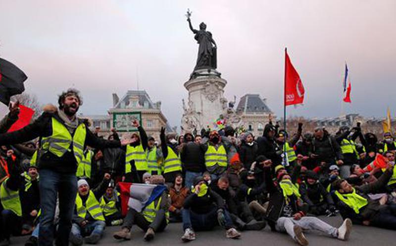 Chalecos amarillos cumplen cuatro meses protestando en las calles de Francia