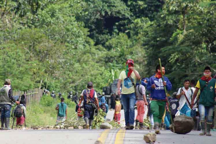 (Video) Comunidades originarias intensifican protesta contra Iván Duque