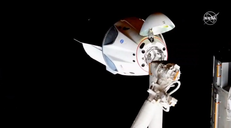 Nave de la compañía SpaceX se acopla con éxito a la Estación Espacial Internacional