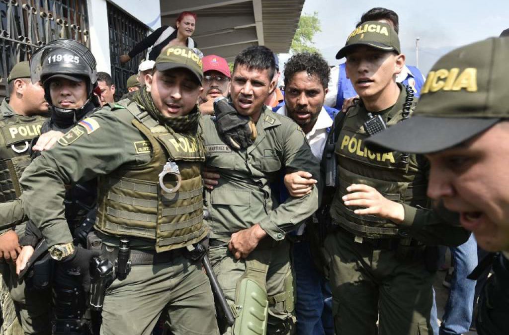 Militares venezolanos desertores en Colombia denuncian abandono de Guaidó
