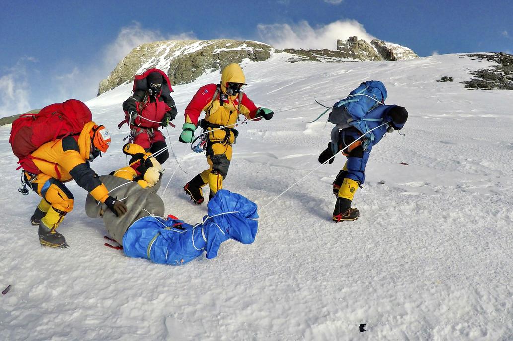 El deshielo en el monte Everest exhibe una galería de cadáveres