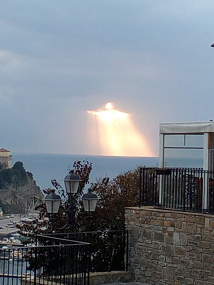 (Foto)Hombre captura el momento en que Jesucristo baja del cielo