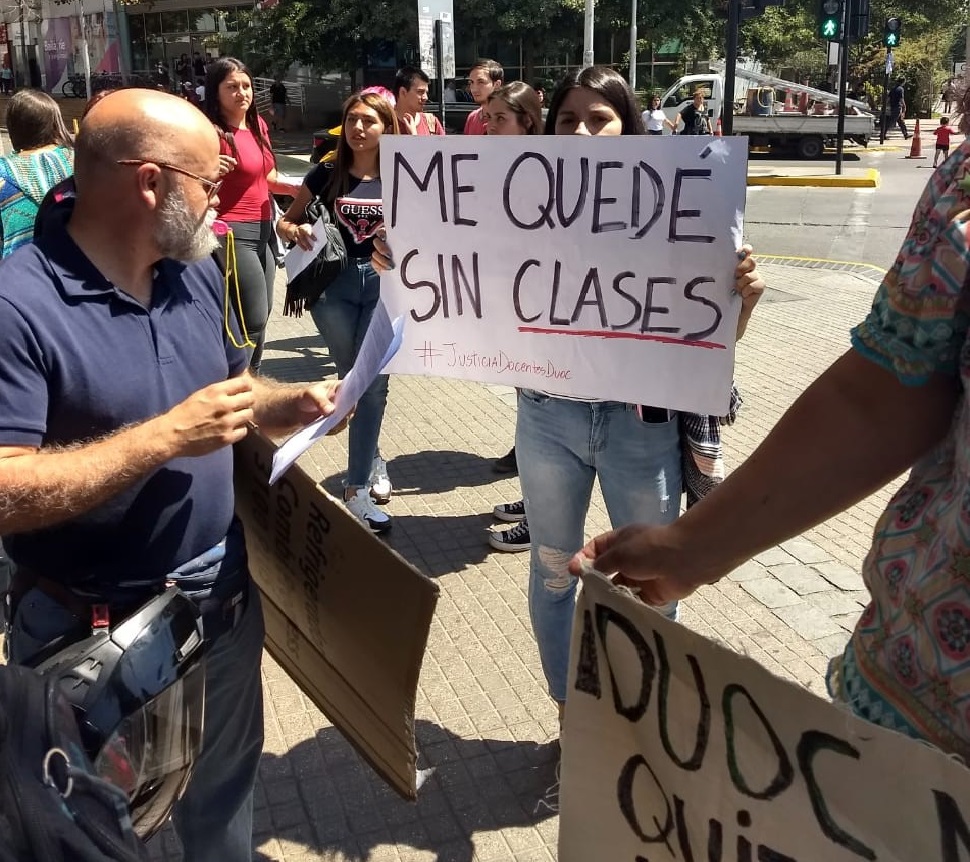 Estudiantes del Duoc UC se manifiestan y solidarizan ante despido masivo de profesores