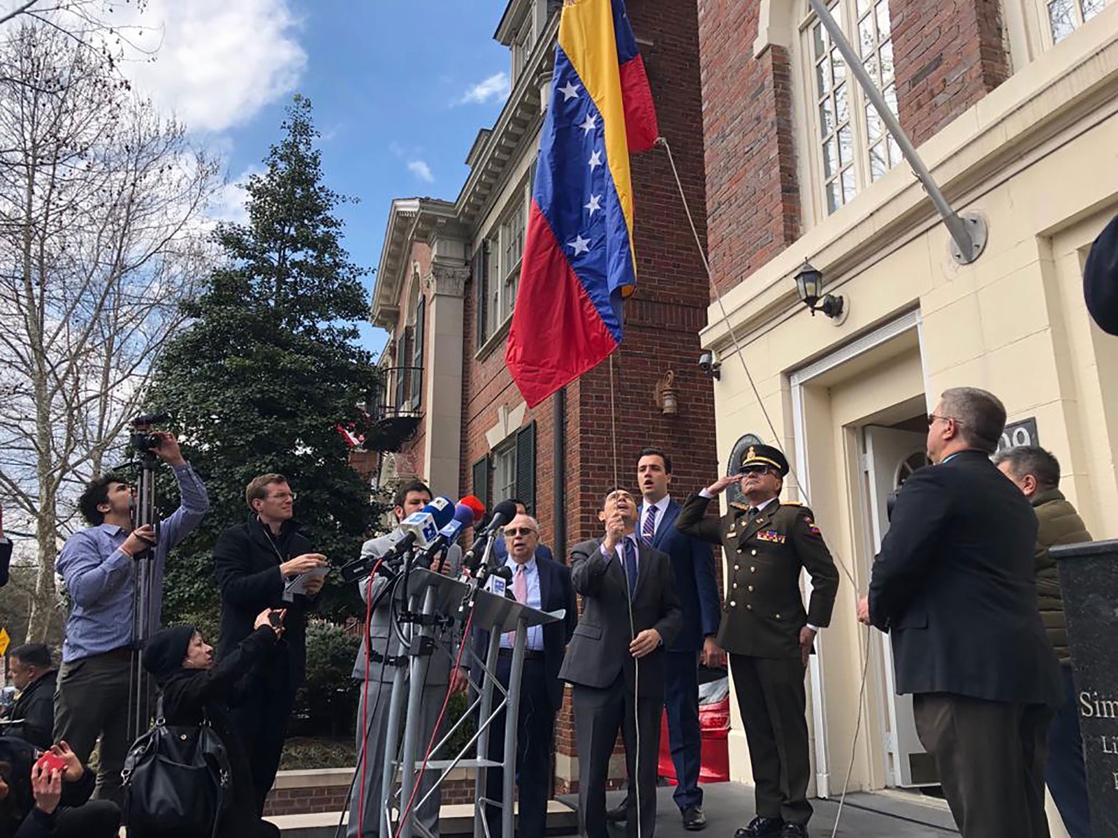 Gobierno de EE. UU. otorgó control de sedes diplomáticas a representantes de Guaidó